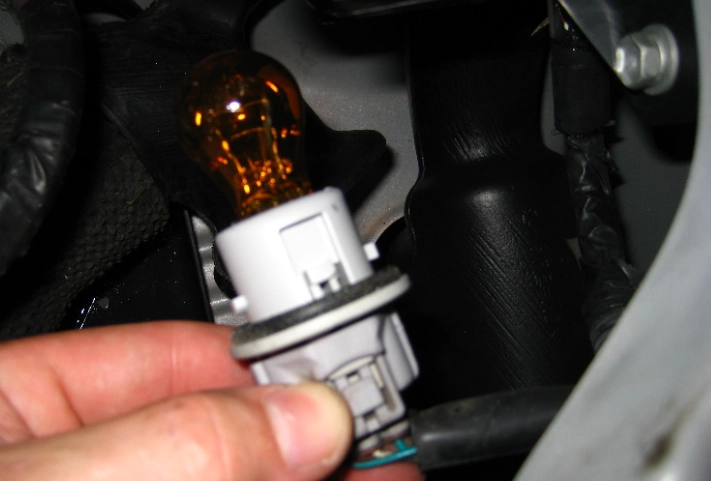 How to change Corolla headlight bulb